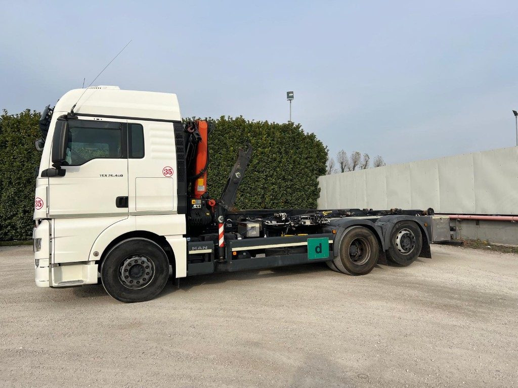 MAN TGX 26.480 SCARRABILE CON GRU DIETRO CABINA - شاحنة برافعة خطافية, شاحنة كرين: صورة 2 MAN TGX 26.480 SCARRABILE CON GRU DIETRO CABINA - شاحنة برافعة خطافية, شاحنة كرين: صورة 2