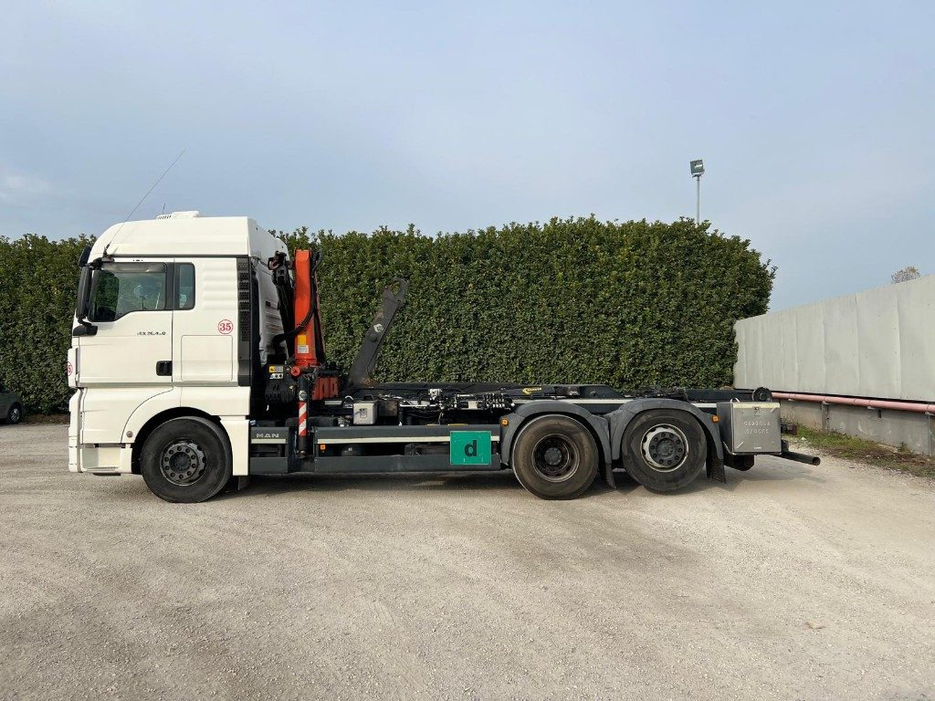 MAN TGX 26.480 SCARRABILE CON GRU DIETRO CABINA - شاحنة برافعة خطافية: صورة 3 MAN TGX 26.480 SCARRABILE CON GRU DIETRO CABINA - شاحنة برافعة خطافية: صورة 3