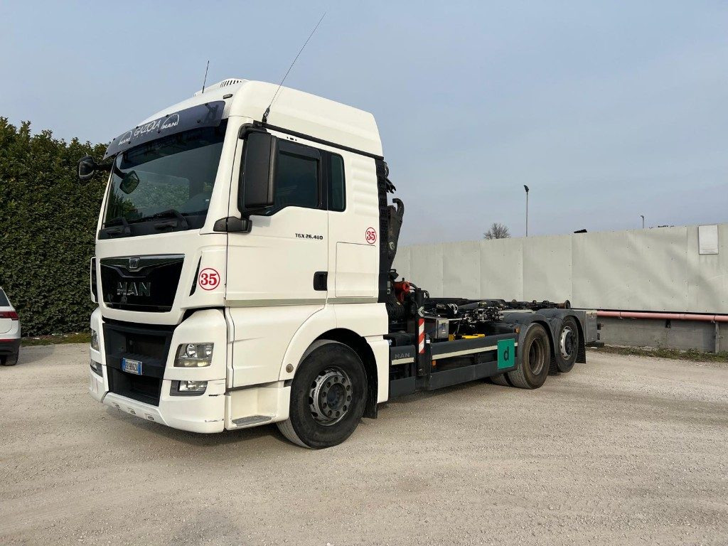 MAN TGX 26.480 SCARRABILE CON GRU DIETRO CABINA - شاحنة برافعة خطافية: صورة 1 MAN TGX 26.480 SCARRABILE CON GRU DIETRO CABINA - شاحنة برافعة خطافية: صورة 1