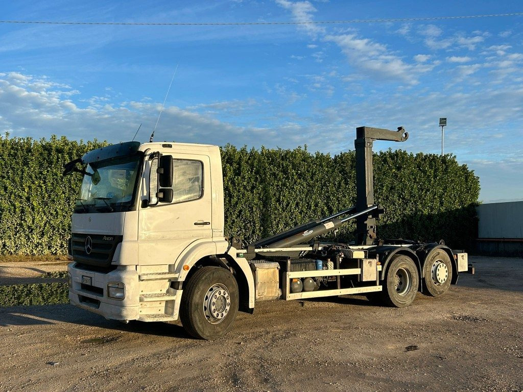 MERCEDES-BENZ MERCEDES 2533 SCARRABILE - شاحنة برافعة خطافية: صورة 1 MERCEDES-BENZ MERCEDES 2533 SCARRABILE - شاحنة برافعة خطافية: صورة 1
