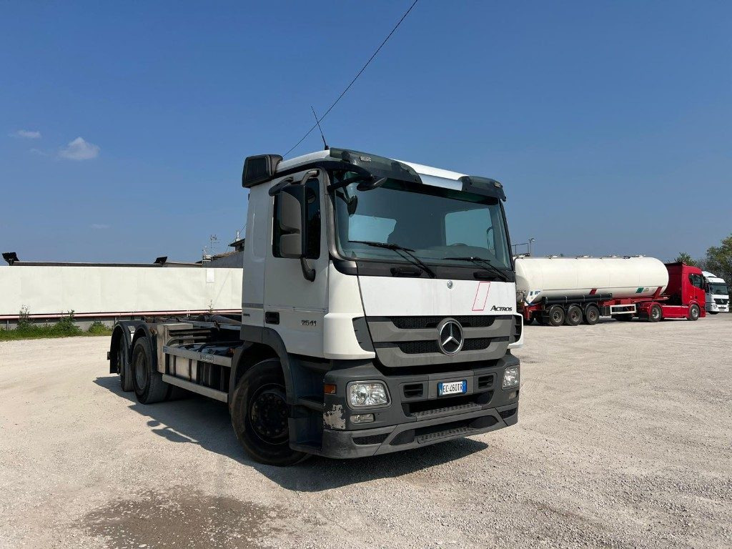 MERCEDES-BENZ MERCEDES ACTROS 25.41 SCARRABILE - شاحنة برافعة خطافية: صورة 2 MERCEDES-BENZ MERCEDES ACTROS 25.41 SCARRABILE - شاحنة برافعة خطافية: صورة 2