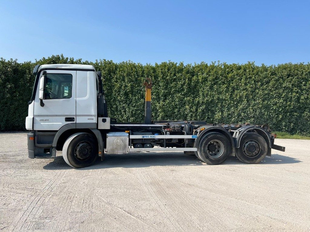 MERCEDES-BENZ MERCEDES ACTROS 25.41 SCARRABILE - شاحنة برافعة خطافية: صورة 3 MERCEDES-BENZ MERCEDES ACTROS 25.41 SCARRABILE - شاحنة برافعة خطافية: صورة 3