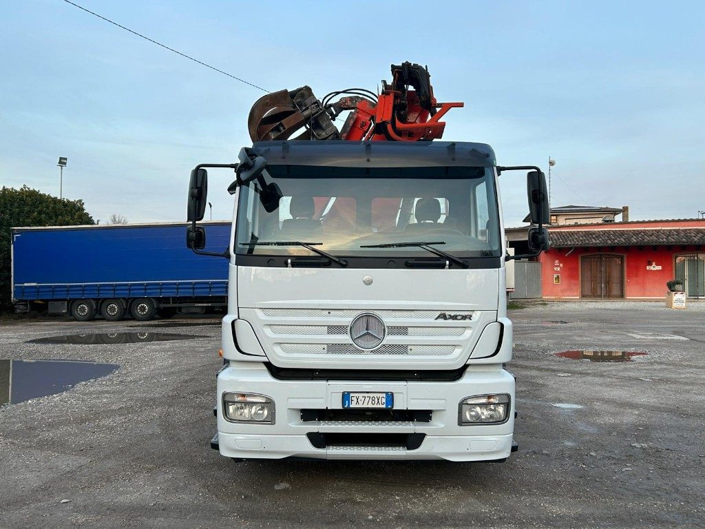 MERCEDES-BENZ MERCEDES AXOR 2533 SCARRABILE CON GRU E POLIPO - شاحنة برافعة خطافية: صورة 1 MERCEDES-BENZ MERCEDES AXOR 2533 SCARRABILE CON GRU E POLIPO - شاحنة برافعة خطافية: صورة 1