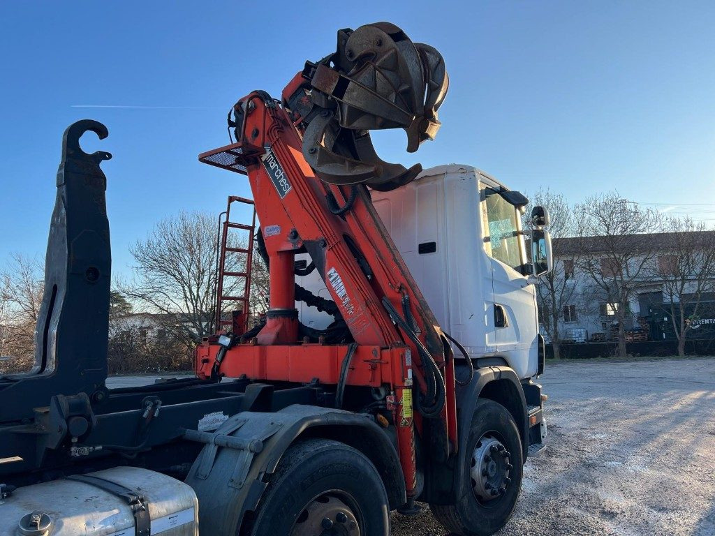 SCANIA CV R124 SCARRABILE CON GRU E POLIPO - شاحنة برافعة خطافية: صورة 5 SCANIA CV R124 SCARRABILE CON GRU E POLIPO - شاحنة برافعة خطافية: صورة 5