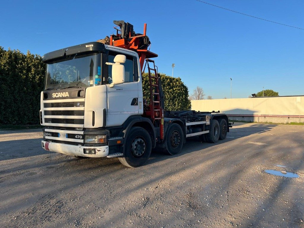 SCANIA CV R124 SCARRABILE CON GRU E POLIPO - شاحنة برافعة خطافية: صورة 1 SCANIA CV R124 SCARRABILE CON GRU E POLIPO - شاحنة برافعة خطافية: صورة 1