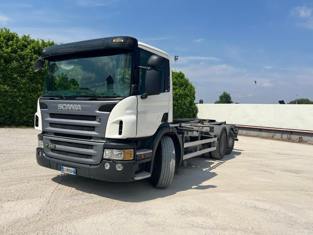 SCANIA P380 SCARRABILE - شاحنة برافعة خطافية: صورة 1 SCANIA P380 SCARRABILE - شاحنة برافعة خطافية: صورة 1