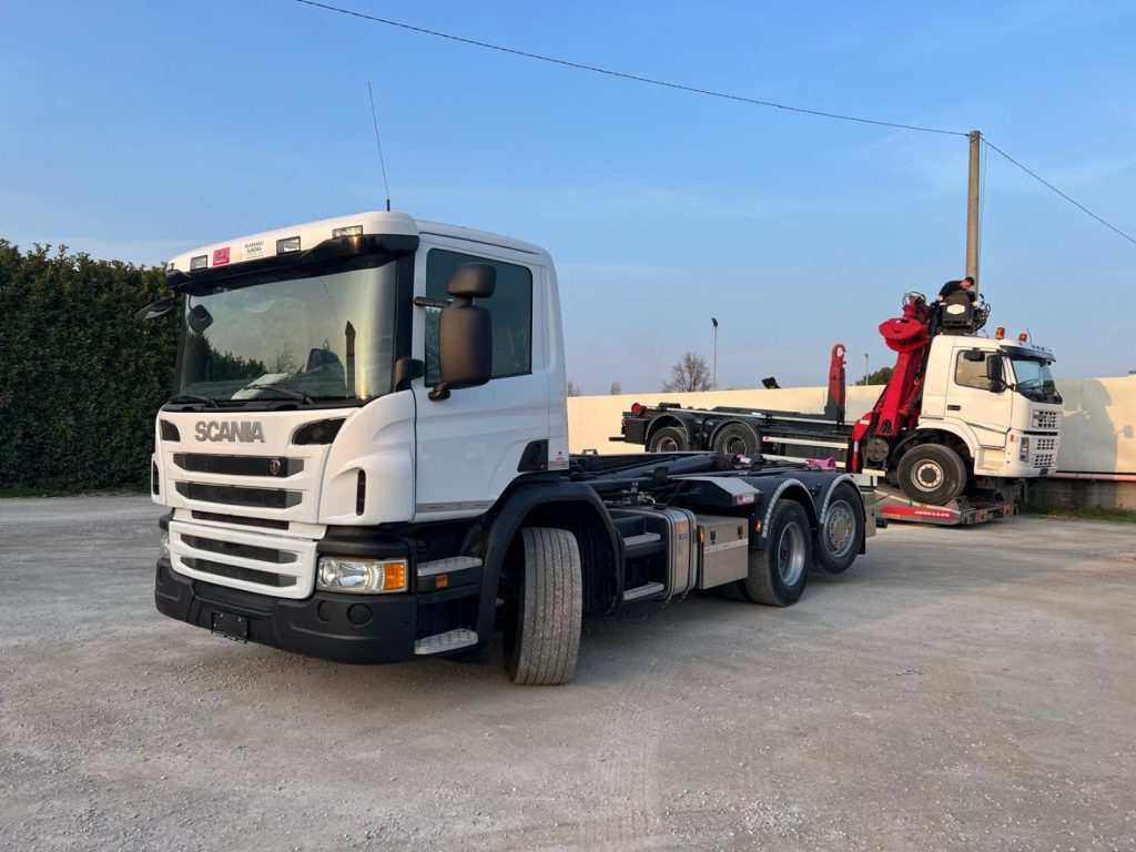 SCANIA P410 SCARRABILE CON RIDUTTORE AI MOZZI - شاحنة برافعة خطافية: صورة 1 SCANIA P410 SCARRABILE CON RIDUTTORE AI MOZZI - شاحنة برافعة خطافية: صورة 1