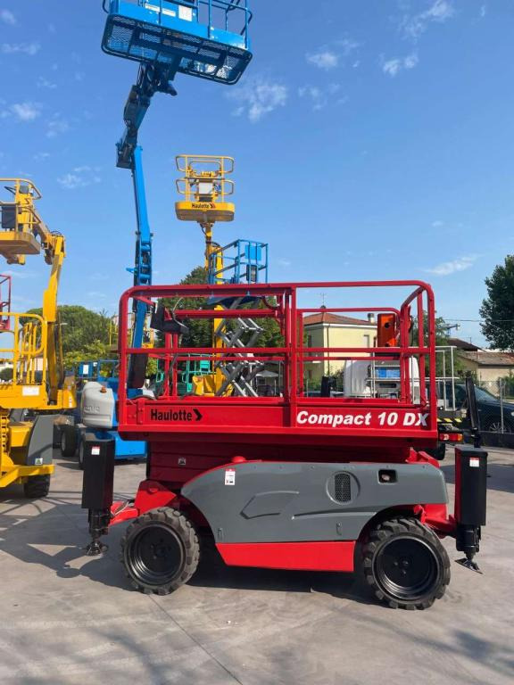 Haulotte COMPACT 10DX - مرفاع مقصي: صورة 1 Haulotte COMPACT 10DX - مرفاع مقصي: صورة 1