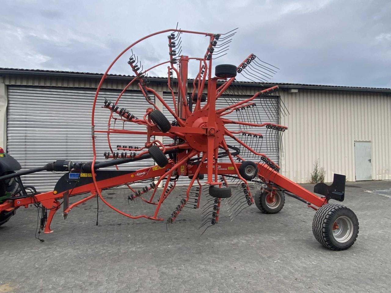 Kuhn GA 8731 - نشارة الدريس/ شوكة جرف: صورة 1 Kuhn GA 8731 - نشارة الدريس/ شوكة جرف: صورة 1