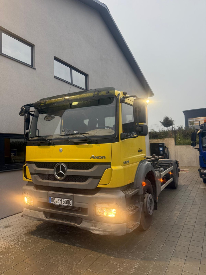MERCEDES-BENZ AXOR 1829/ 18t Abroller TÜV/SP Neu - شاحنة برافعة خطافية: صورة 1 MERCEDES-BENZ AXOR 1829/ 18t Abroller TÜV/SP Neu - شاحنة برافعة خطافية: صورة 1