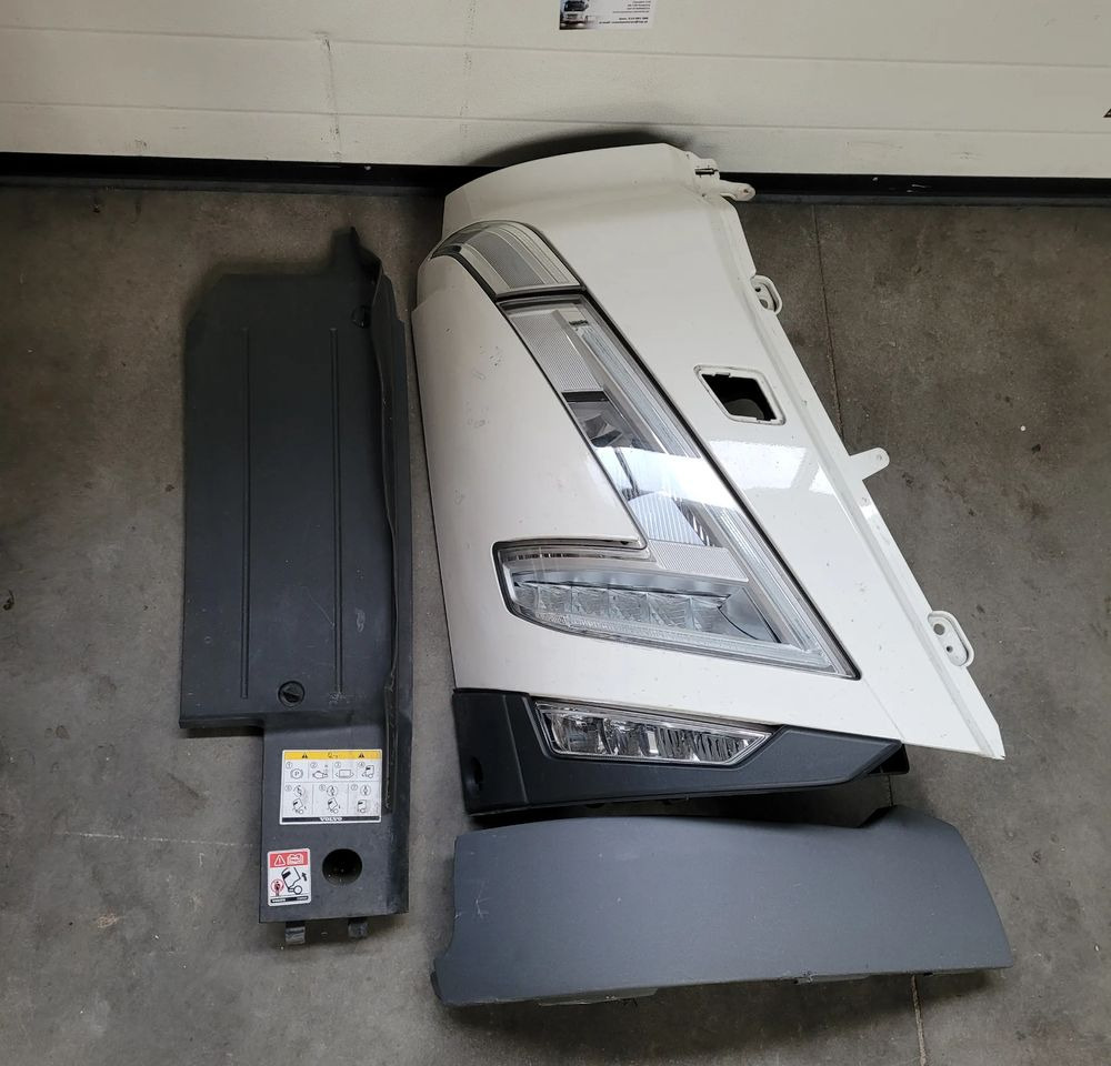 LAMPA GARNEK ZDERZAK VOLVO FH5 PRAWA ORYGINAŁ CHWALIM116 - أضواء/ إضاءة - شاحنة: صورة 1 LAMPA GARNEK ZDERZAK VOLVO FH5 PRAWA ORYGINAŁ CHWALIM116 - أضواء/ إضاءة - شاحنة: صورة 1