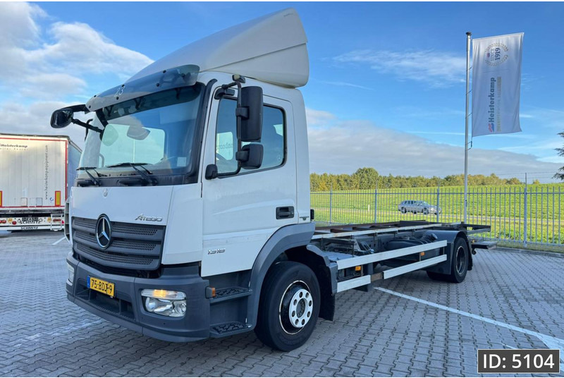 Mercedes-Benz Atego 1318 Day Cab, Euro 6, / BDF / DHOLLANDIA 2000KG - ناقلة حاويات/ شاحنة حاويات: صورة 1 Mercedes-Benz Atego 1318 Day Cab, Euro 6, / BDF / DHOLLANDIA 2000KG - ناقلة حاويات/ شاحنة حاويات: صورة 1