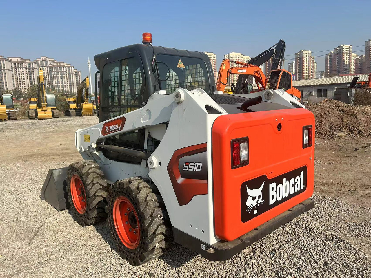 BOBCAT S510 Skid Steer Loader - شيول صغير: صورة 4 BOBCAT S510 Skid Steer Loader - شيول صغير: صورة 4