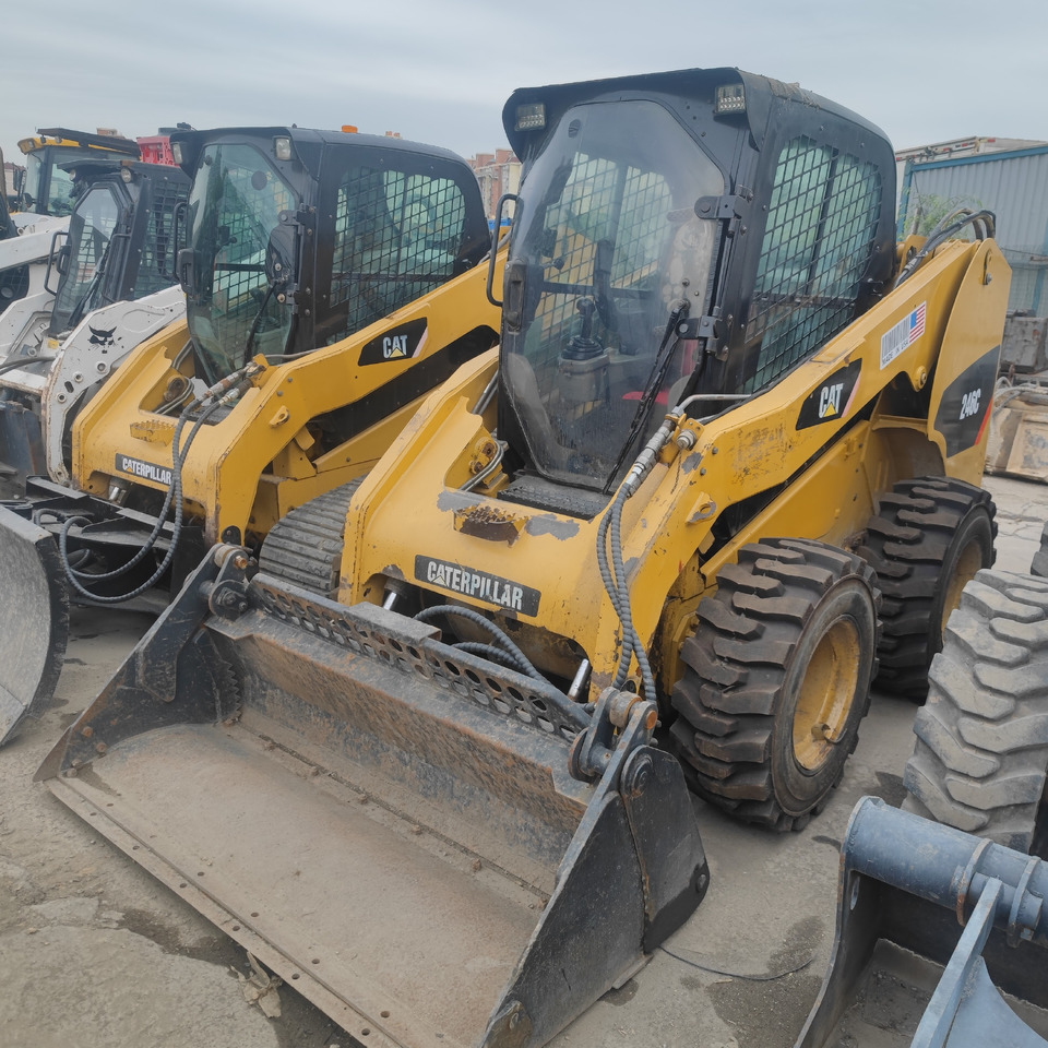 CAT 246C Skid Steer Loader - شيول صغير: صورة 1 CAT 246C Skid Steer Loader - شيول صغير: صورة 1
