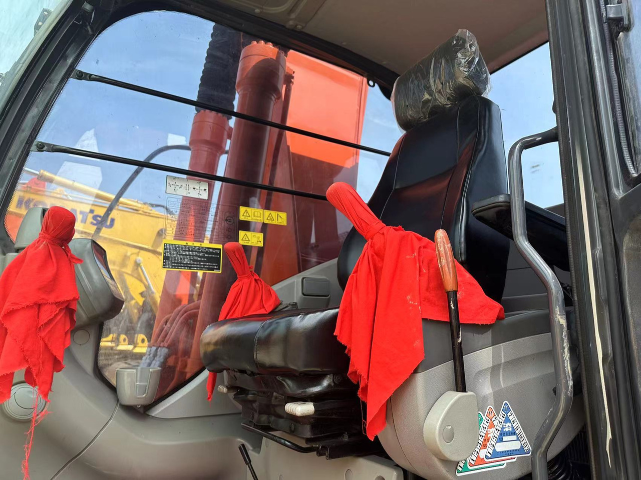 Hitachi ZX200 Excavator Click for Discount - حفّار: صورة 2 Hitachi ZX200 Excavator Click for Discount - حفّار: صورة 2