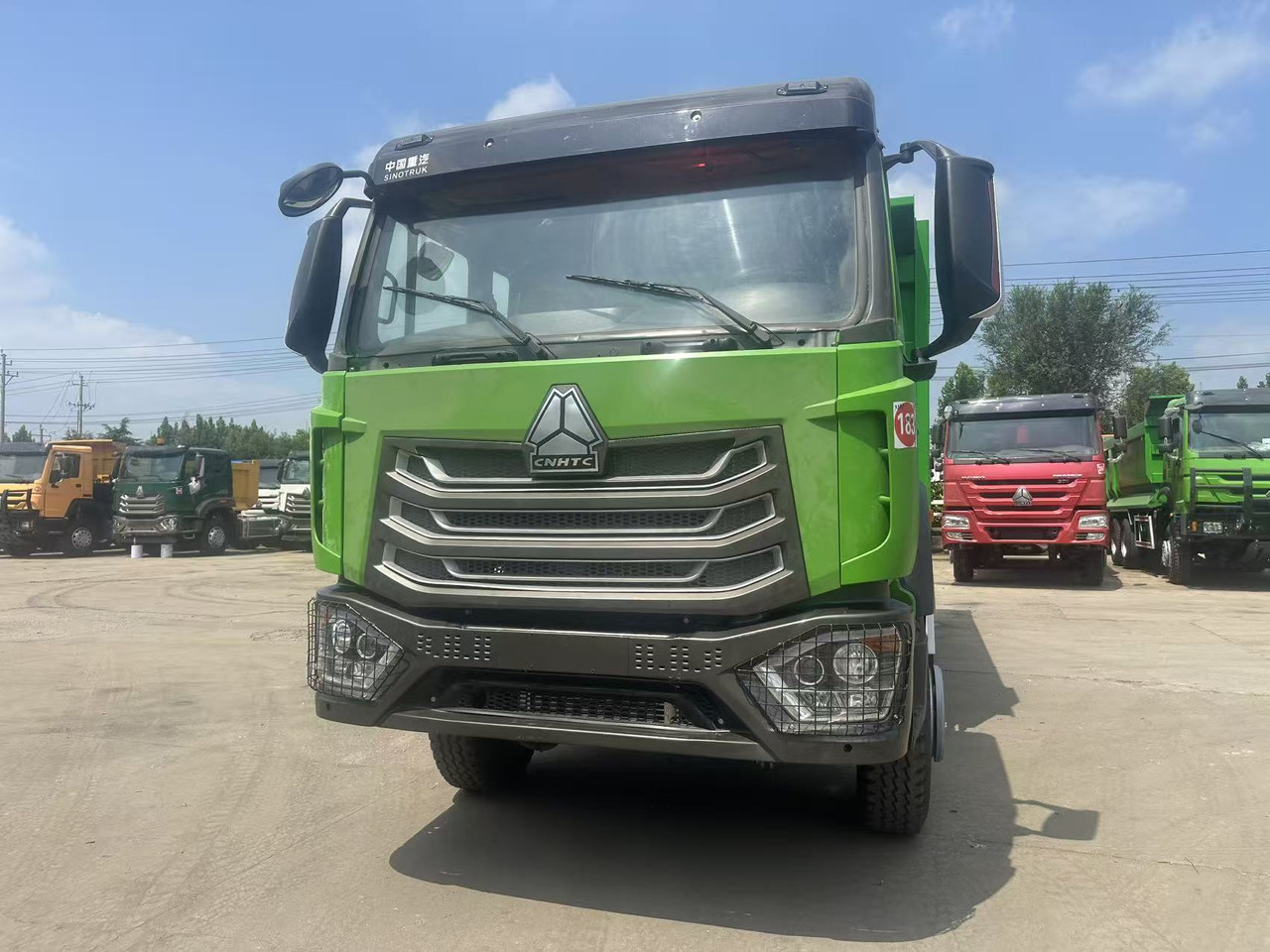 SINOTRUK HOWO 6x4 Dump Truck Click for Discount - شاحنة قلاب: صورة 1 SINOTRUK HOWO 6x4 Dump Truck Click for Discount - شاحنة قلاب: صورة 1