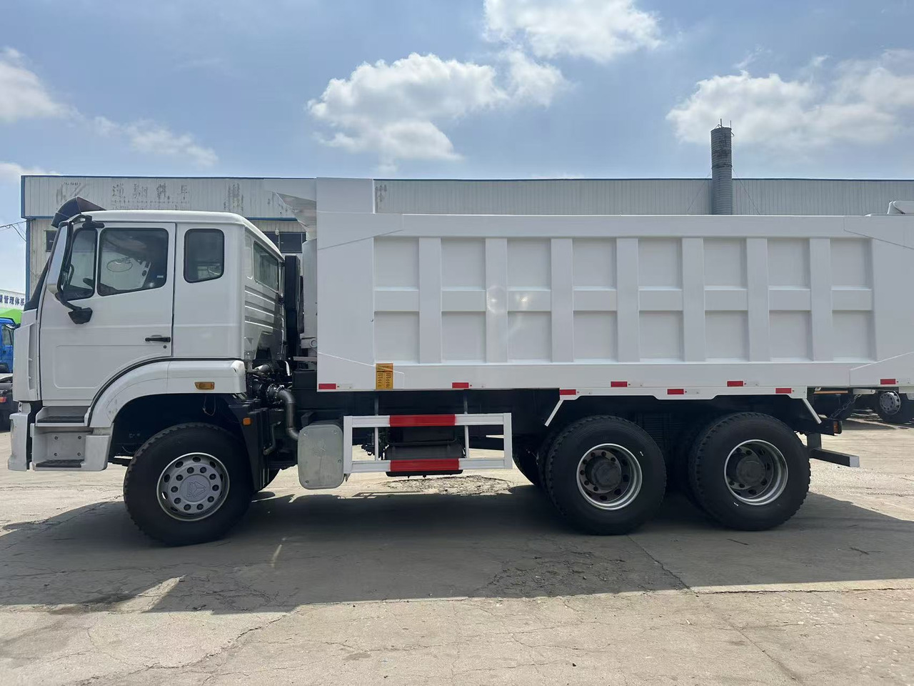 SINOTRUK HOWO 6x4 Dump Truck Click for Discount - شاحنة قلاب: صورة 3 SINOTRUK HOWO 6x4 Dump Truck Click for Discount - شاحنة قلاب: صورة 3