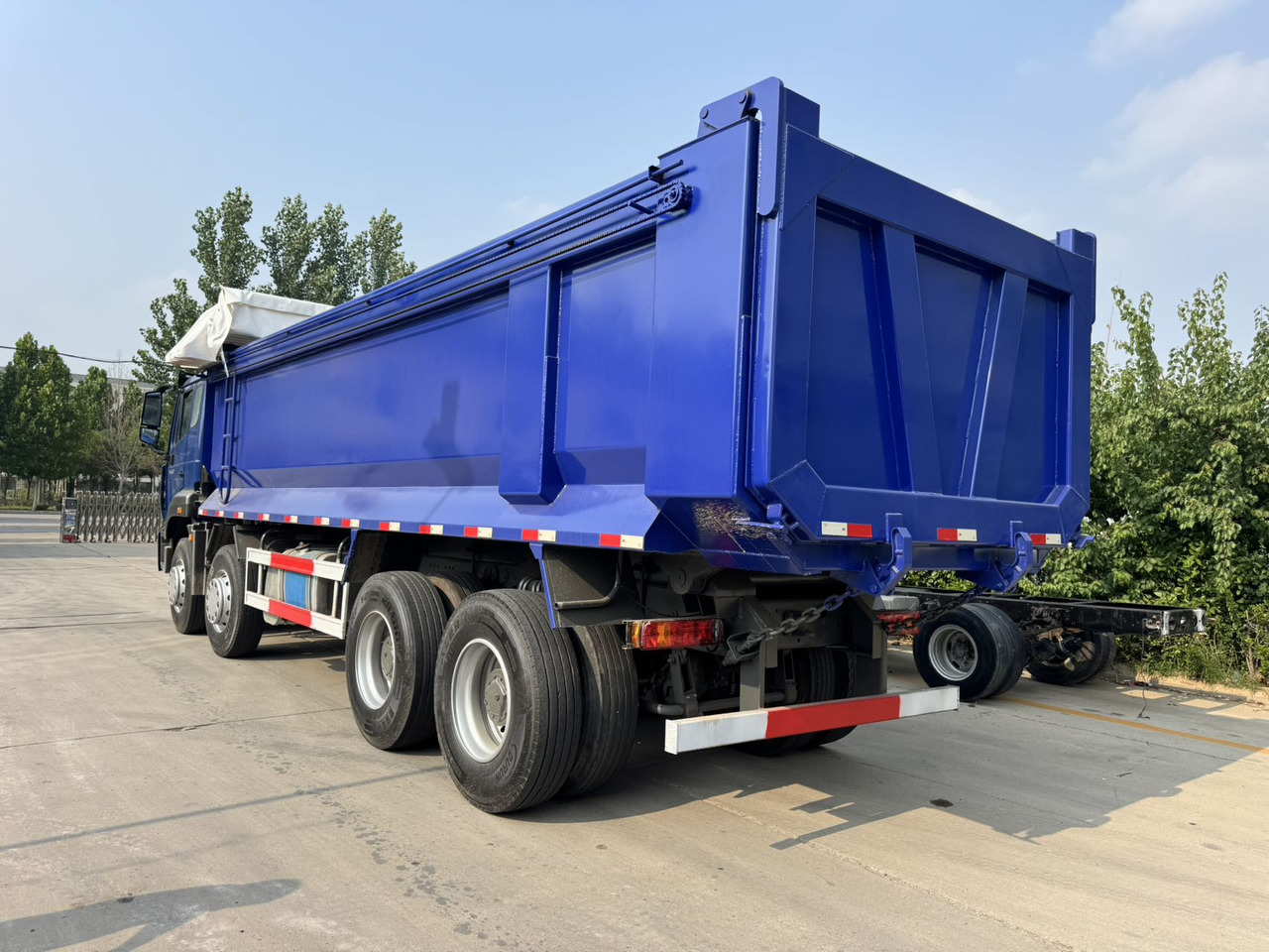SINOTRUK HOWO Dump Truck 8x4 Click for Discount - شاحنة قلاب: صورة 3 SINOTRUK HOWO Dump Truck 8x4 Click for Discount - شاحنة قلاب: صورة 3