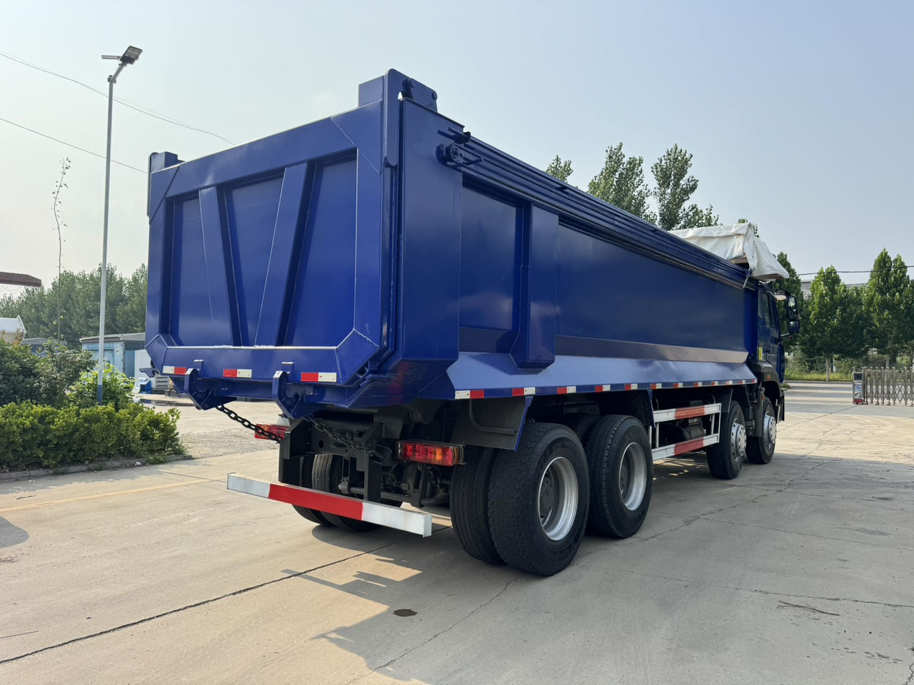 SINOTRUK HOWO Dump Truck 8x4 Click for Discount - شاحنة قلاب: صورة 4 SINOTRUK HOWO Dump Truck 8x4 Click for Discount - شاحنة قلاب: صورة 4