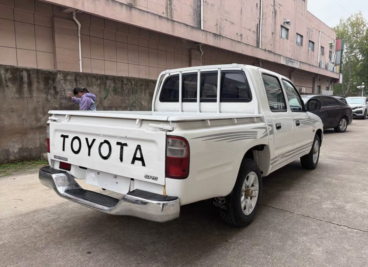 TOYOTA Toyota Hilux Truck Click for Discount - شاحنة قلاب: صورة 5 TOYOTA Toyota Hilux Truck Click for Discount - شاحنة قلاب: صورة 5