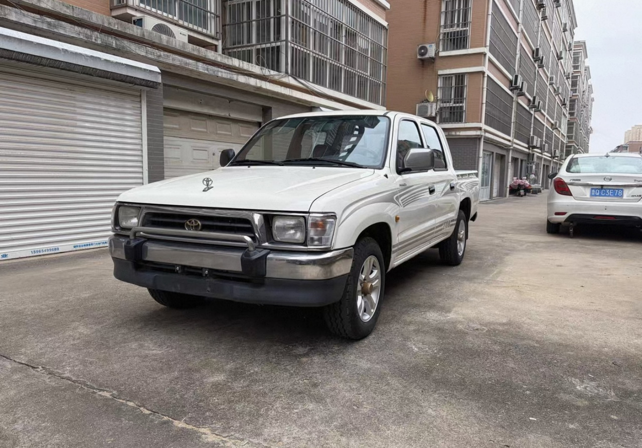 TOYOTA Toyota Hilux Truck Click for Discount - شاحنة قلاب: صورة 3 TOYOTA Toyota Hilux Truck Click for Discount - شاحنة قلاب: صورة 3