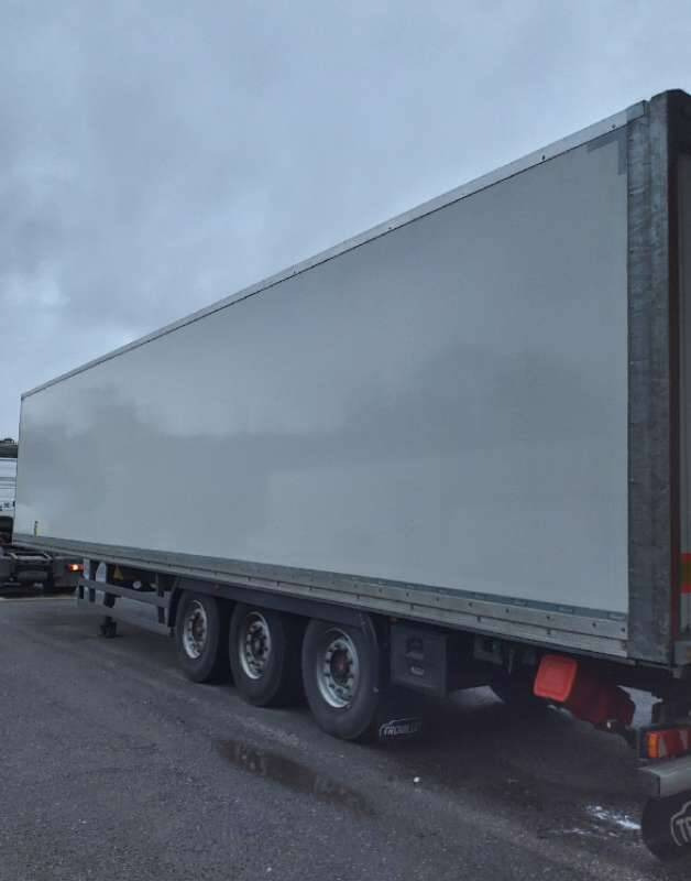 Semi-remorque 3 Essieux SEMI RECONDITONNEE -38 TONNES PORTE RELEVANTE - نصف مقطورة بصندوق مغلق: صورة 1 Semi-remorque 3 Essieux SEMI RECONDITONNEE -38 TONNES PORTE RELEVANTE - نصف مقطورة بصندوق مغلق: صورة 1