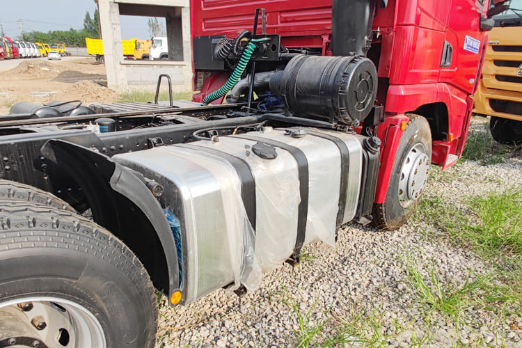 SHACMAN Second Hand Shacman Tractor Trailer for Sale in Tanzania - رأس تريلا: صورة 5 SHACMAN Second Hand Shacman Tractor Trailer for Sale in Tanzania - رأس تريلا: صورة 5