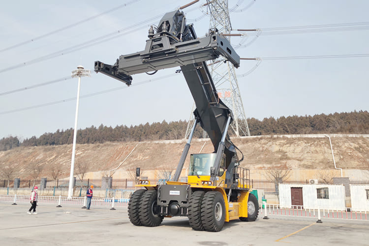 XCMG Container Reach Stacker for Sale in Ghana - آلة نقل الحاويات: صورة 3 XCMG Container Reach Stacker for Sale in Ghana - آلة نقل الحاويات: صورة 3