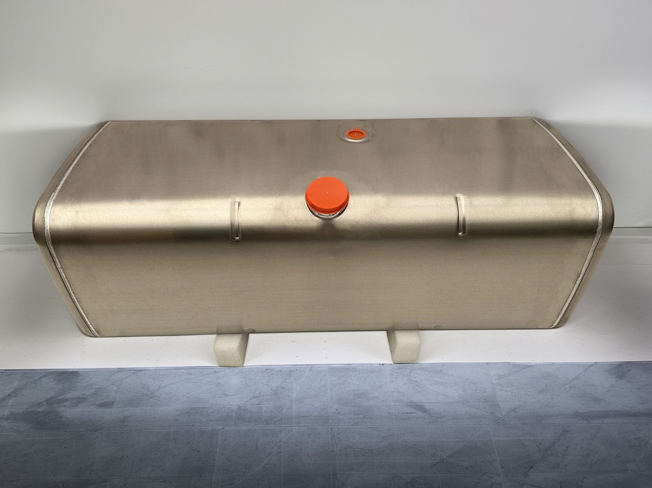 MERCEDES-BENZ - خزان الوقود: صورة 1 MERCEDES-BENZ - خزان الوقود: صورة 1