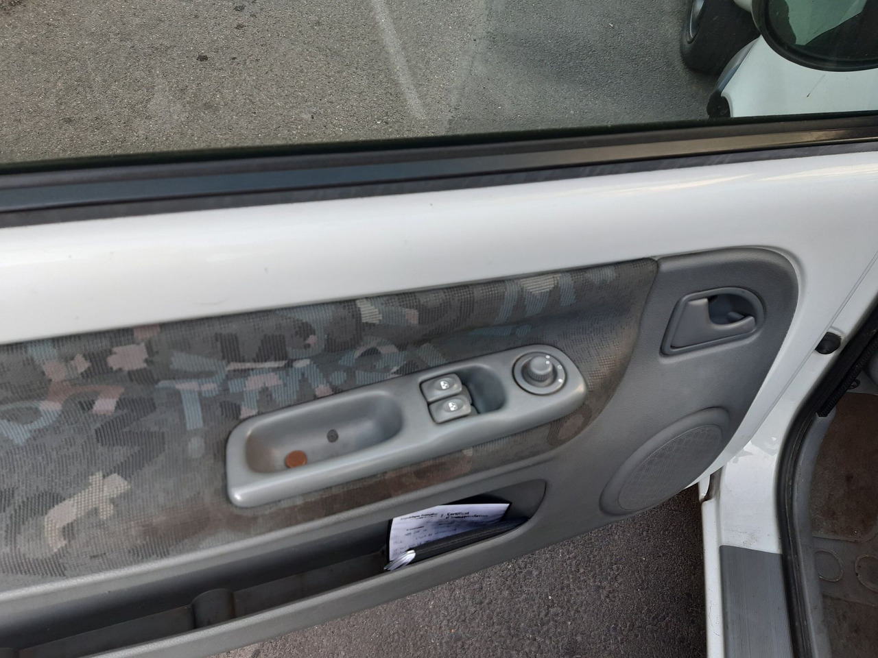 RENAULT TWINGO - Berline essence - 3 portes - 4places - Vitr - سيارة: صورة 4 RENAULT TWINGO - Berline essence - 3 portes - 4places - Vitr - سيارة: صورة 4