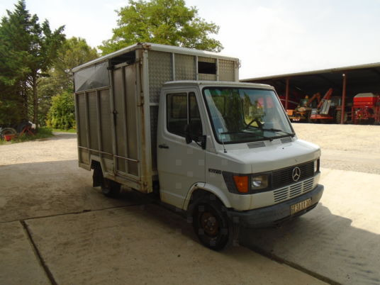Mercedes 307D - شاحنة ماشية: صورة 1 Mercedes 307D - شاحنة ماشية: صورة 1