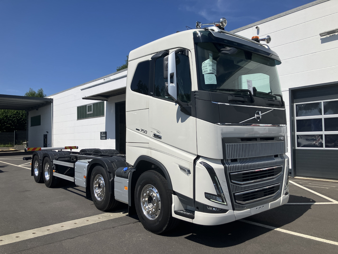 VOLVO FH16 750 8x4 Chassis - شاحنة بهيكل معدني للمقصورة: صورة 1 VOLVO FH16 750 8x4 Chassis - شاحنة بهيكل معدني للمقصورة: صورة 1