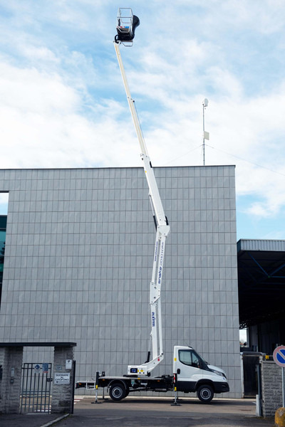 Oil & Steel Snake 2010 HE PLUS Sobre IVECO 35S14 Distancia entre ejes 3750 mm - منصة محمولة مثبتة على الشاحنة: صورة 3 Oil & Steel Snake 2010 HE PLUS Sobre IVECO 35S14 Distancia entre ejes 3750 mm - منصة محمولة مثبتة على الشاحنة: صورة 3