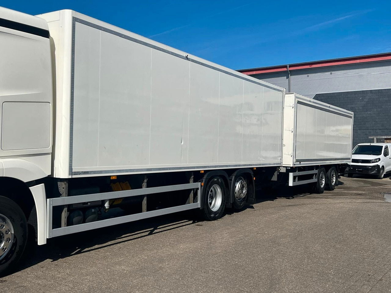 شاحنة صندوقية Mercedes-Benz Actros 2543 Komplettzug Voll-Luft - Lange Koffer: صورة 11 شاحنة صندوقية Mercedes-Benz Actros 2543 Komplettzug Voll-Luft - Lange Koffer: صورة 11