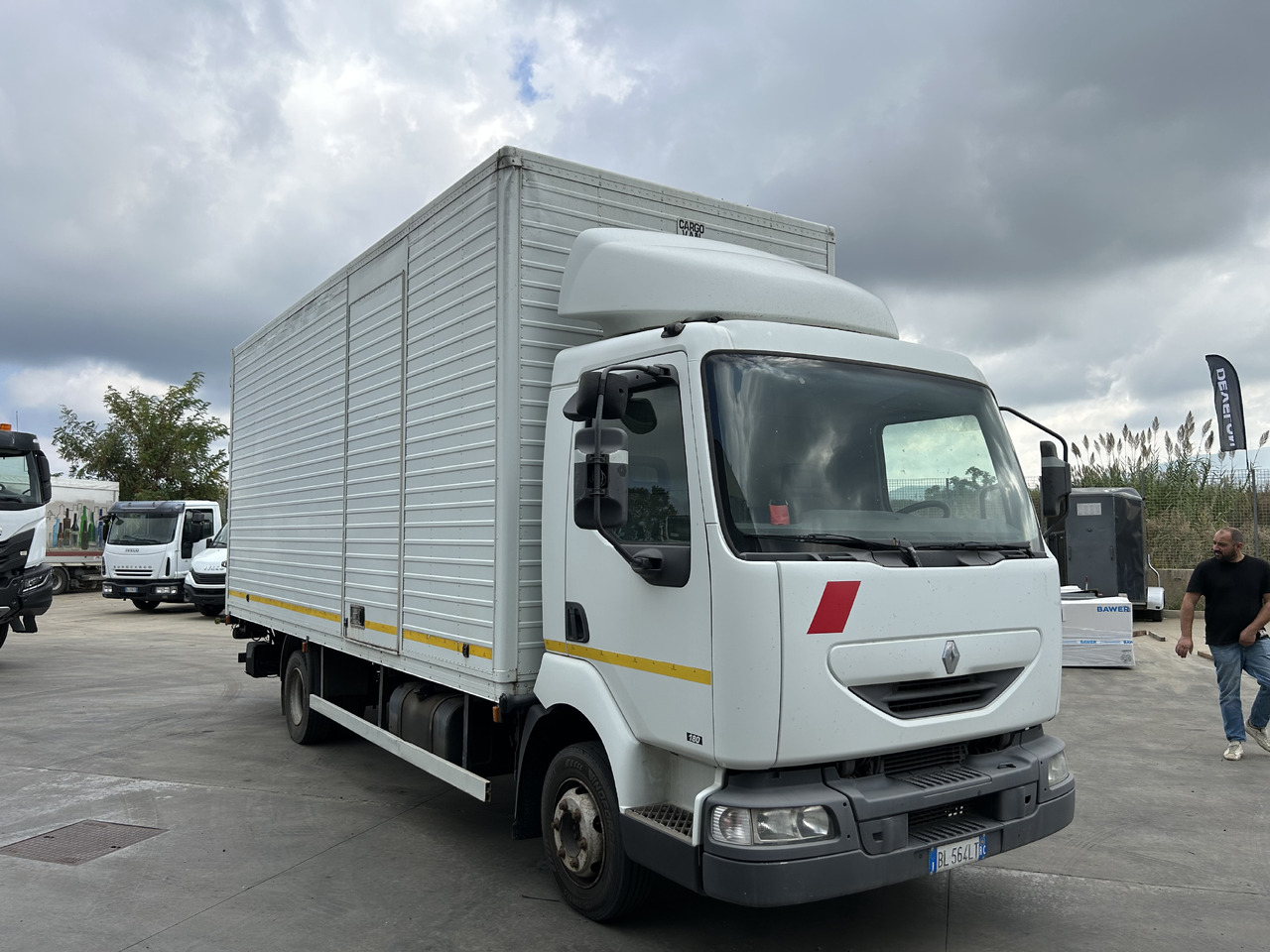 RENAULT Midlum 180 con furgonatarura e sponda - شاحنة صندوقية: صورة 2 RENAULT Midlum 180 con furgonatarura e sponda - شاحنة صندوقية: صورة 2