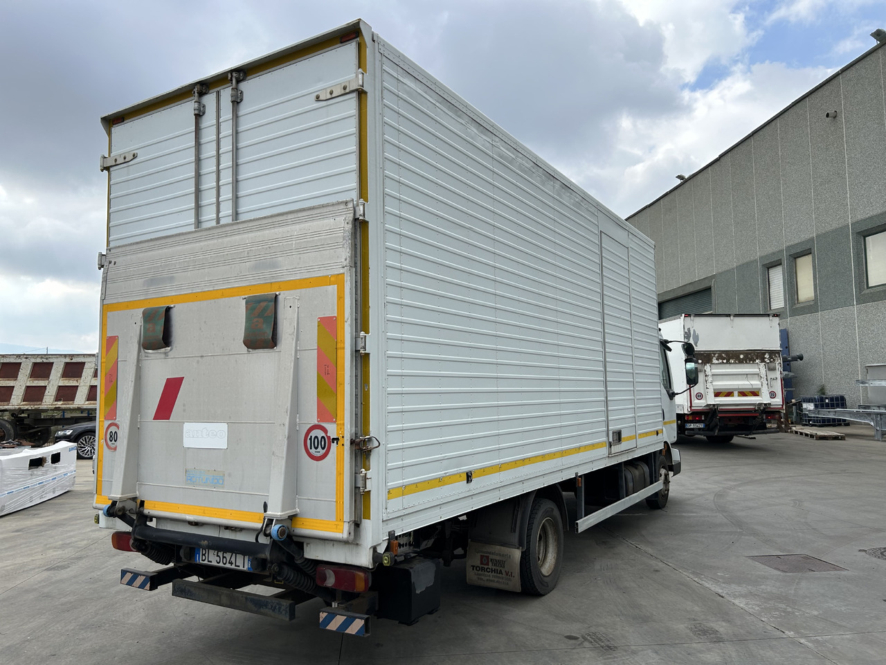 RENAULT Midlum 180 con furgonatarura e sponda - شاحنة صندوقية: صورة 3 RENAULT Midlum 180 con furgonatarura e sponda - شاحنة صندوقية: صورة 3