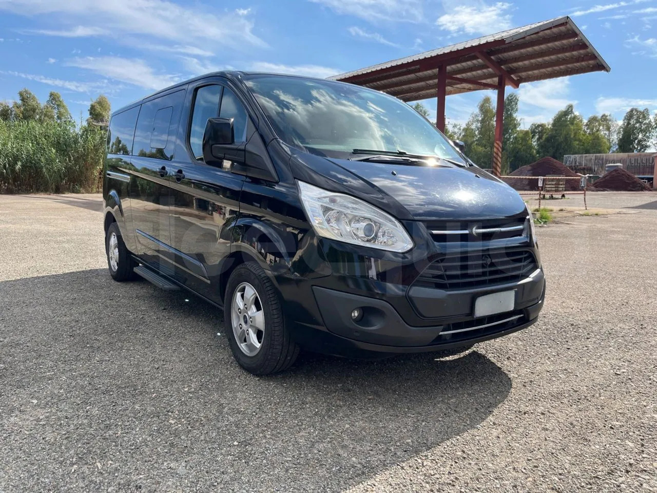 Ford Tourneo Custom - حافلة الضواحي: صورة 1 Ford Tourneo Custom - حافلة الضواحي: صورة 1