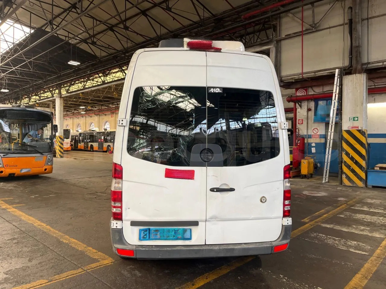 Mercedes-Benz Sprinter - حافلة الضواحي: صورة 5 Mercedes-Benz Sprinter - حافلة الضواحي: صورة 5