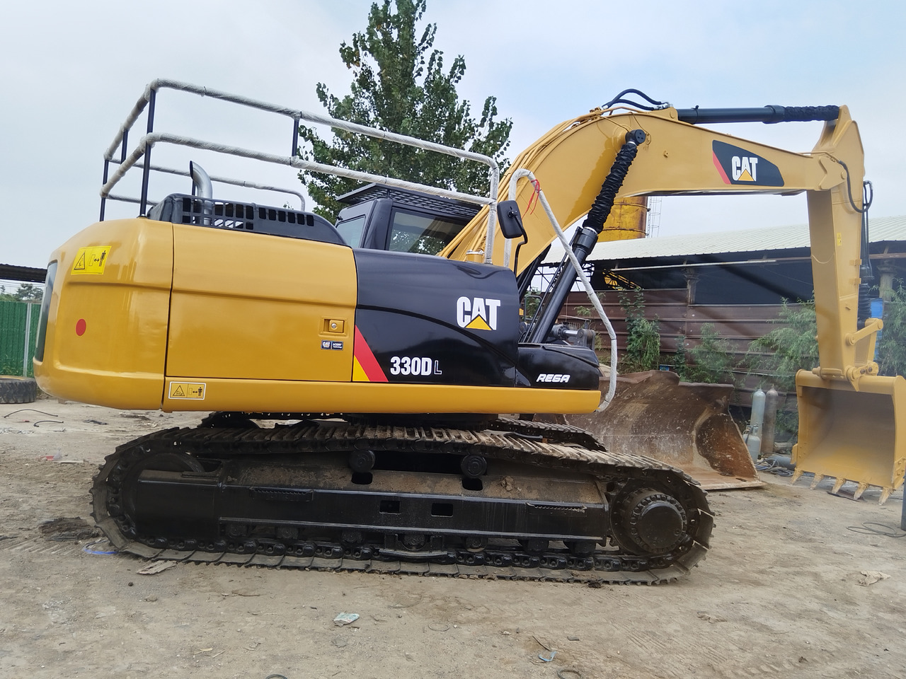 CATERPILLAR 330DL good condition 2024 30 ton excavator for sale - حفار زاحف: صورة 1 CATERPILLAR 330DL good condition 2024 30 ton excavator for sale - حفار زاحف: صورة 1