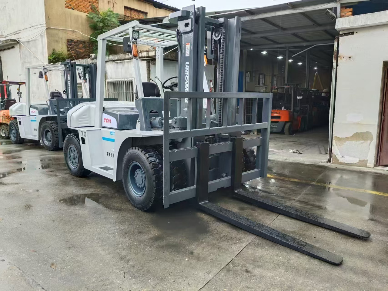 TCM FD70 japan brand 7 ton forklift used Customizable mast clamp side shift - رافعة شوكية ديزل: صورة 5 TCM FD70 japan brand 7 ton forklift used Customizable mast clamp side shift - رافعة شوكية ديزل: صورة 5