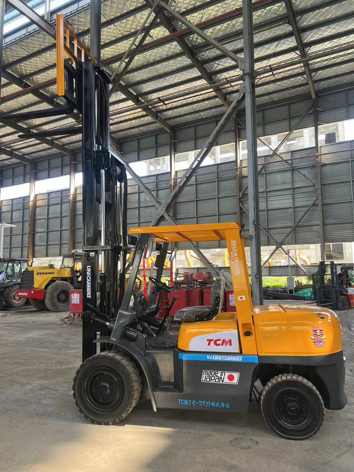 TCM fd50 japan brand original 5 ton diesel forklift 3 section 4.5m Customizable mast clamp side shift - رافعة شوكية ديزل: صورة 2 TCM fd50 japan brand original 5 ton diesel forklift 3 section 4.5m Customizable mast clamp side shift - رافعة شوكية ديزل: صورة 2