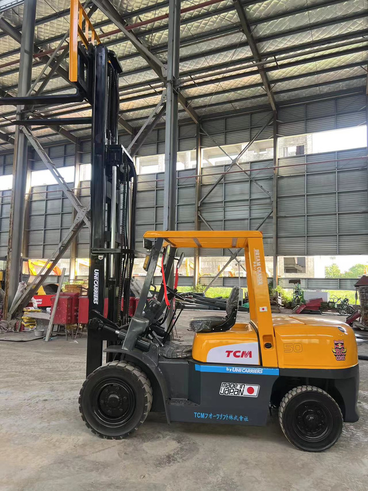 TCM fd50 japan brand original 5 ton diesel forklift 3 section 4.5m Customizable mast clamp side shift - رافعة شوكية ديزل: صورة 5 TCM fd50 japan brand original 5 ton diesel forklift 3 section 4.5m Customizable mast clamp side shift - رافعة شوكية ديزل: صورة 5