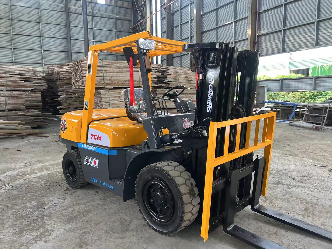 TCM fd50 japan brand original 5 ton diesel forklift 3 section 4.5m Customizable mast clamp side shift - رافعة شوكية ديزل: صورة 1 TCM fd50 japan brand original 5 ton diesel forklift 3 section 4.5m Customizable mast clamp side shift - رافعة شوكية ديزل: صورة 1