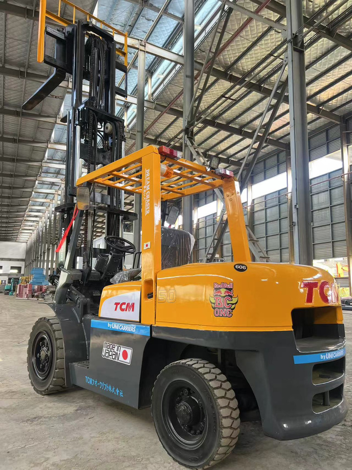 TCM fd50 japan brand original 5 ton diesel forklift 3 section 4.5m Customizable mast clamp side shift - رافعة شوكية ديزل: صورة 4 TCM fd50 japan brand original 5 ton diesel forklift 3 section 4.5m Customizable mast clamp side shift - رافعة شوكية ديزل: صورة 4