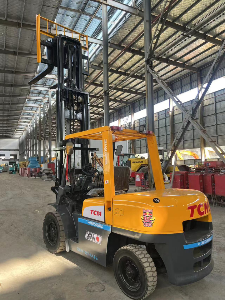 TCM fd50 japan brand original 5 ton diesel forklift 3 section 4.5m Customizable mast clamp side shift - رافعة شوكية ديزل: صورة 3 TCM fd50 japan brand original 5 ton diesel forklift 3 section 4.5m Customizable mast clamp side shift - رافعة شوكية ديزل: صورة 3