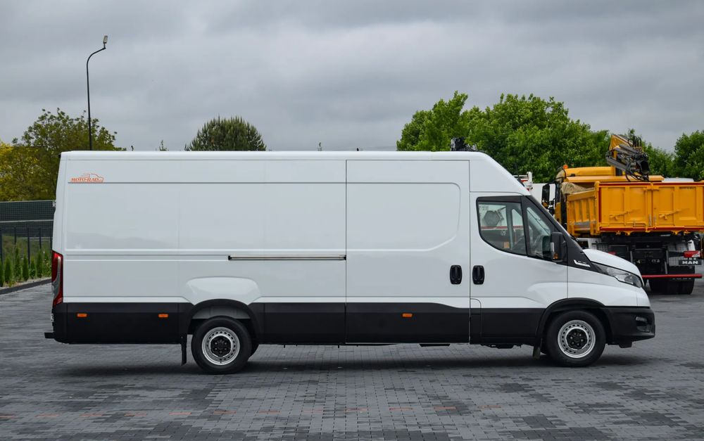 Iveco DAILY MAXI 35S16 / 2.3 - 160 KM / AUTOMAT HI-MATIC / NOWY MODEL / 3 OSOBY / DOSTAWCZE / BLASZAK / KLIMA / CZUJNIKI COFANIA / NISKI PRZEBIEG / 2022 / SERWISOWANY / Z NIEMIEC - فان: صورة 4 Iveco DAILY MAXI 35S16 / 2.3 - 160 KM / AUTOMAT HI-MATIC / NOWY MODEL / 3 OSOBY / DOSTAWCZE / BLASZAK / KLIMA / CZUJNIKI COFANIA / NISKI PRZEBIEG / 2022 / SERWISOWANY / Z NIEMIEC - فان: صورة 4