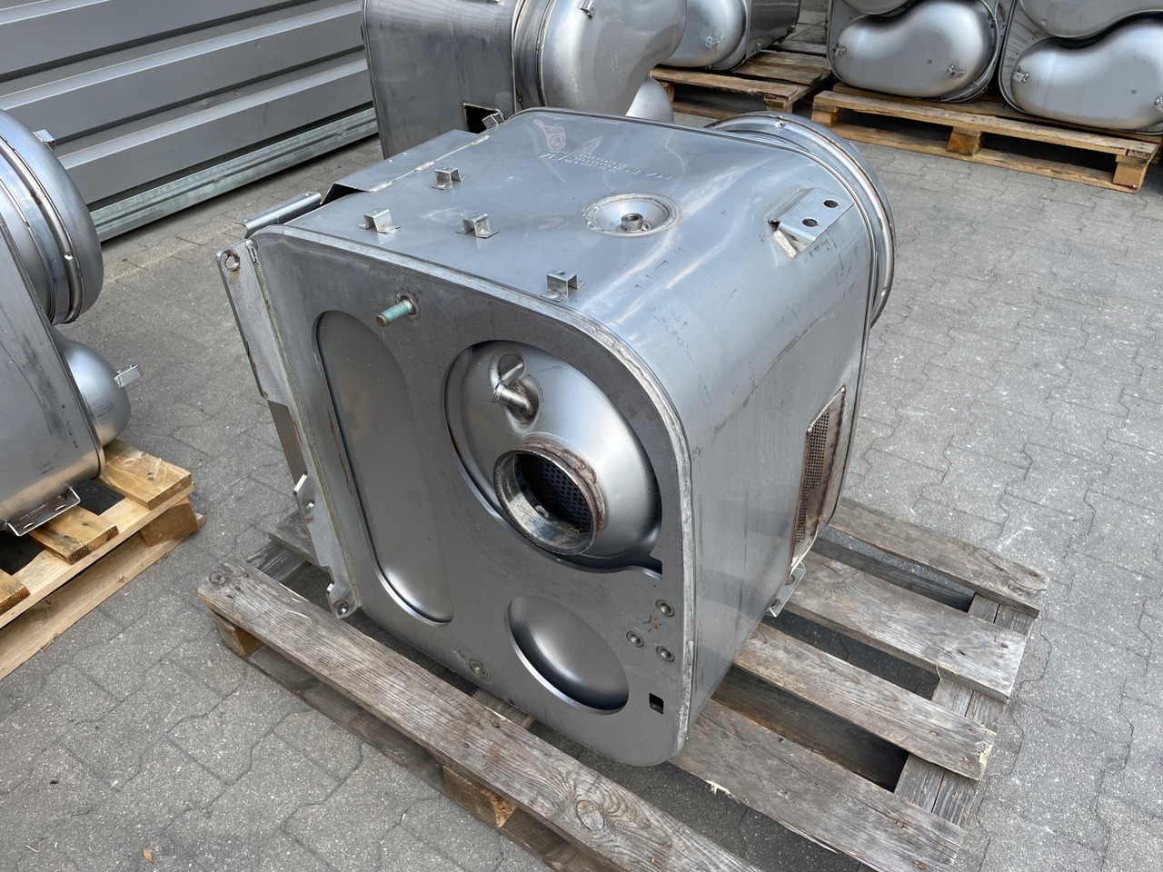 KATALIZATOR MAN TGX TGS EURO 6 DPF TŁUMIK WYDECH 81151036125 - محول حفاز: صورة 4 KATALIZATOR MAN TGX TGS EURO 6 DPF TŁUMIK WYDECH 81151036125 - محول حفاز: صورة 4