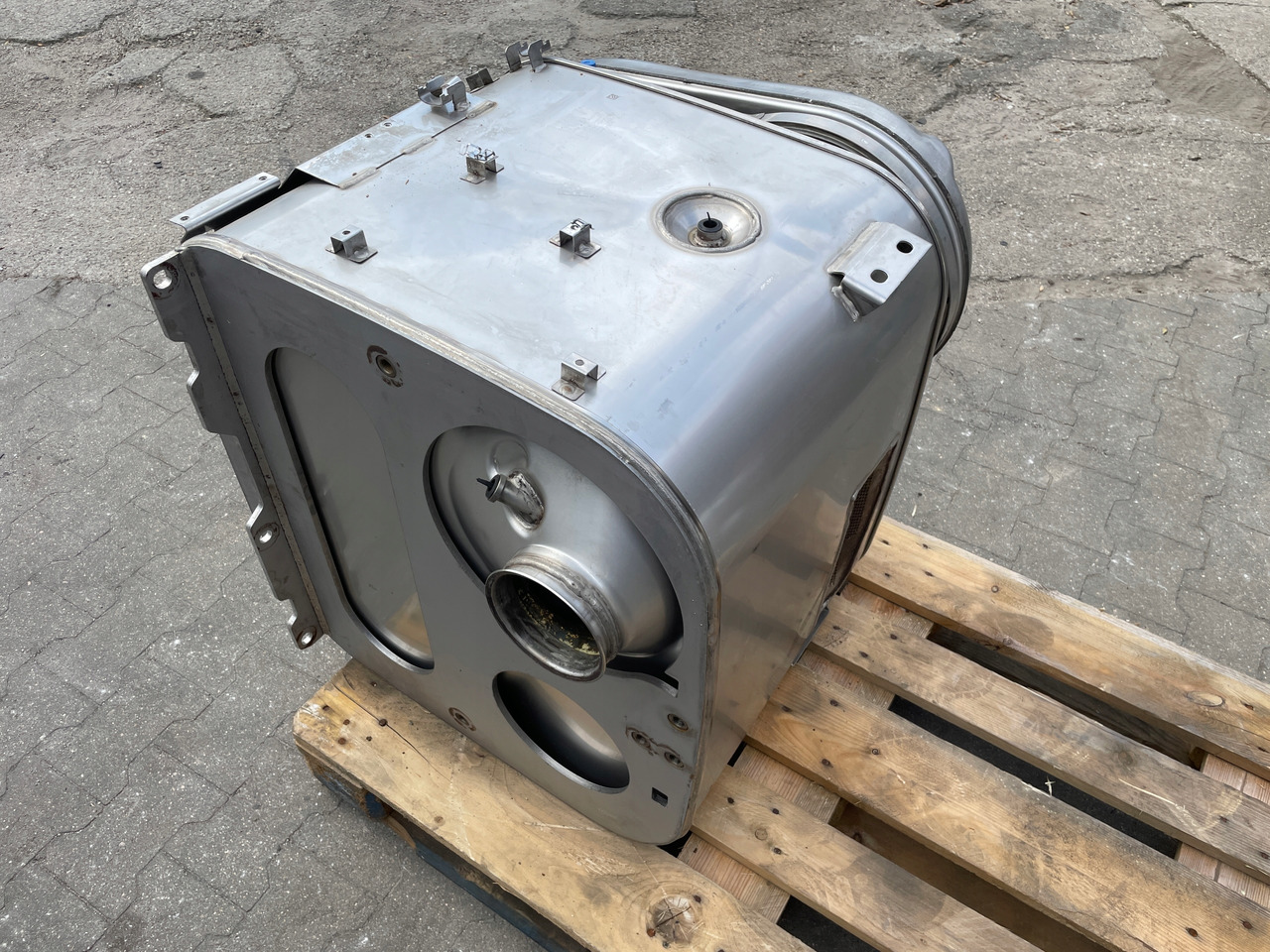 KATALIZATOR MAN TGX TGS EURO 6 DPF TŁUMIK WYDECH 81151036247 - محول حفاز: صورة 4 KATALIZATOR MAN TGX TGS EURO 6 DPF TŁUMIK WYDECH 81151036247 - محول حفاز: صورة 4