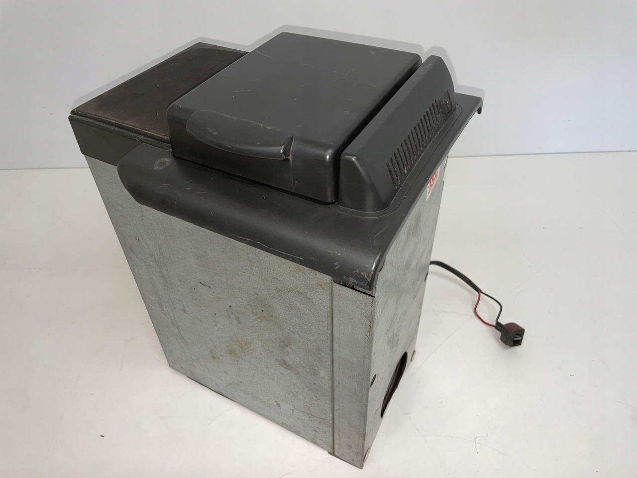 LODÓWKA CHŁODZIARKA RENAULT MAGNUM DXI 24V 6L 60W 5010309920 - الكابينة والداخلية - شاحنة: صورة 4 LODÓWKA CHŁODZIARKA RENAULT MAGNUM DXI 24V 6L 60W 5010309920 - الكابينة والداخلية - شاحنة: صورة 4