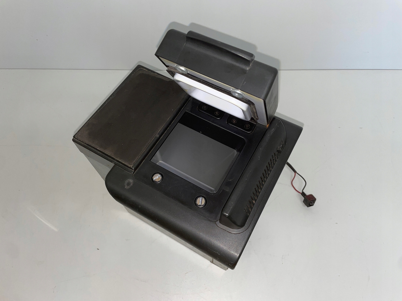 LODÓWKA CHŁODZIARKA RENAULT MAGNUM DXI 24V 6L 60W 5010309920 - الكابينة والداخلية - شاحنة: صورة 2 LODÓWKA CHŁODZIARKA RENAULT MAGNUM DXI 24V 6L 60W 5010309920 - الكابينة والداخلية - شاحنة: صورة 2